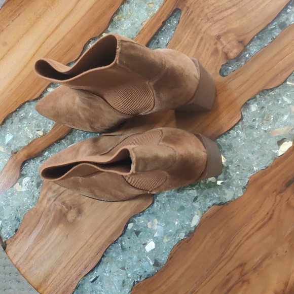NWT Steve Madden suede camel 🐪 color heeled booties - Picture 4 of 7
